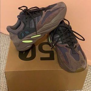 YEEZY BOOST 700!! Great condition! 100 % authentic